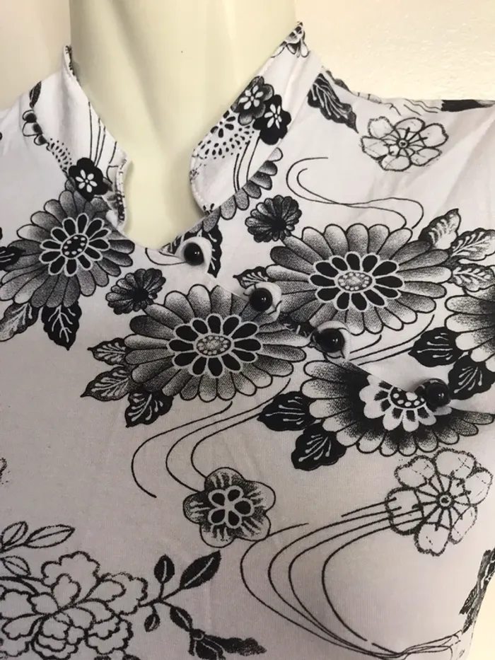 Tee shirt blanc fleurs noire - photo numéro 3