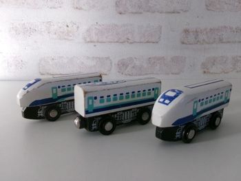 Train en bois avec 2 locomotives et un wagon