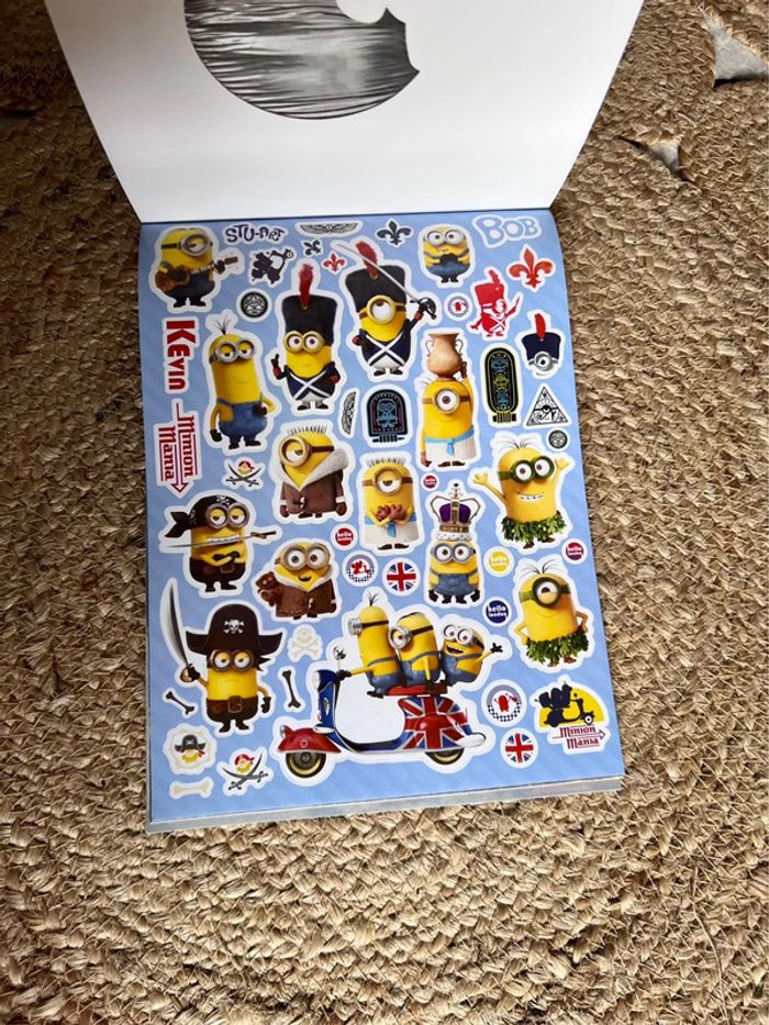 Livre créer 7 scènes avec Stickers repositionnable Les Minions Mania - photo numéro 3