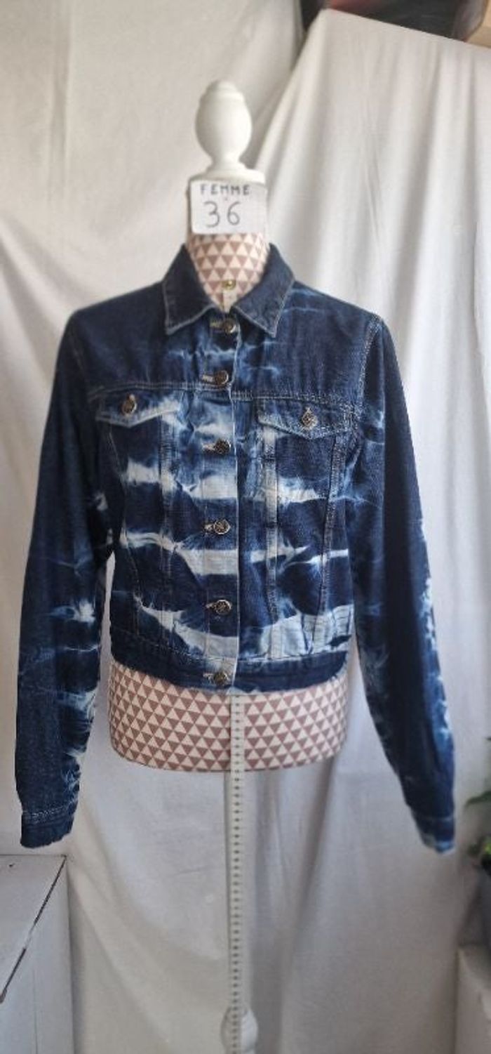 Veste en jean, façon Diy , en très très bon état, en coton, longueur 49cm, largeur d'épaule 40cm