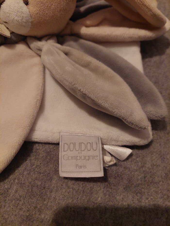 Doudou plat lapin DOUDOU ET COMPAGNIE Collector taupe et beige - photo numéro 3