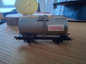 Wagon citerne TOTAL - SNCF - Jouef HO (1/87)