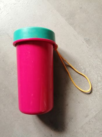 gobelet fushia  et couvercle vert vissé Tupperware et cordon