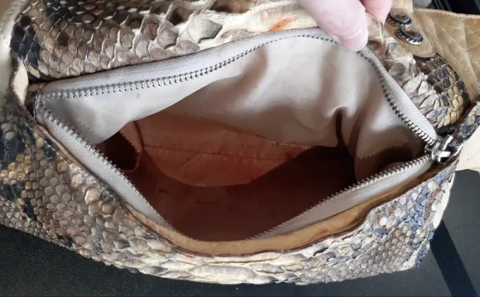 Sublime grand sac fourre tout vintage Ape Régina en cuir beige et python doré - photo numéro 19