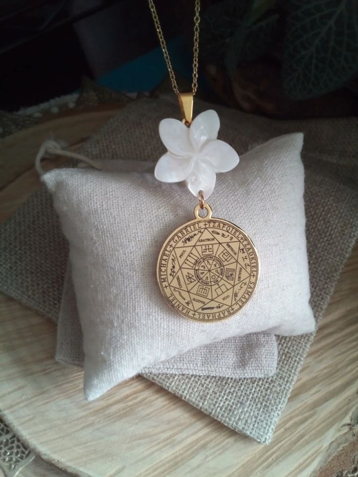 Collier médaillon archanges et fleur de n'a'c'r'e