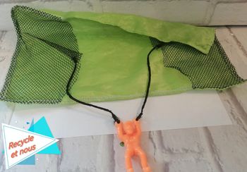 Bonhomme parachute
 Figurine