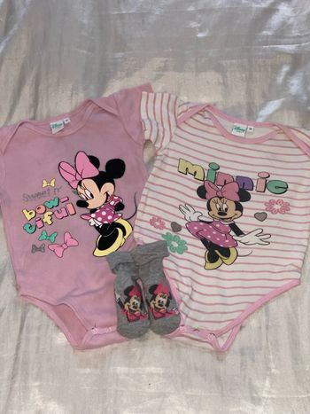 Lots de deux body avec une paire de chaussettes