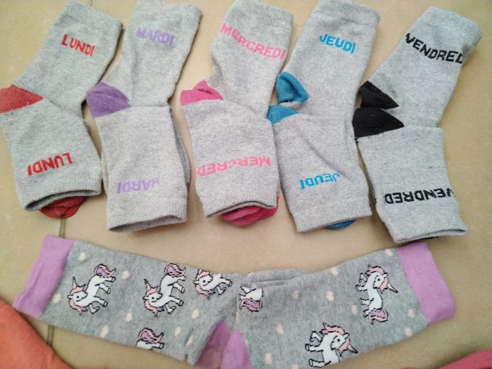 Lot 12 paires chaussettes fille en 31-34 TBE - photo numéro 2