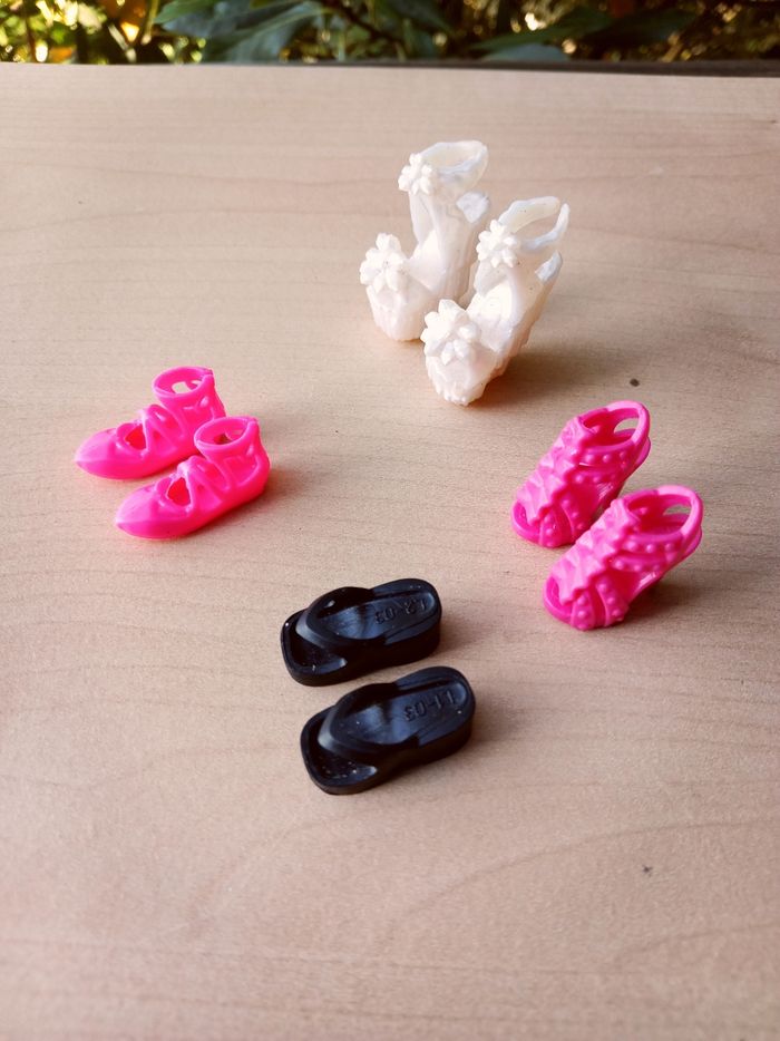 Lot de 4 paires de chaussures plates & talons pour poupée Barbie