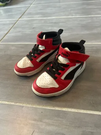 Chaussure rouge et blanche