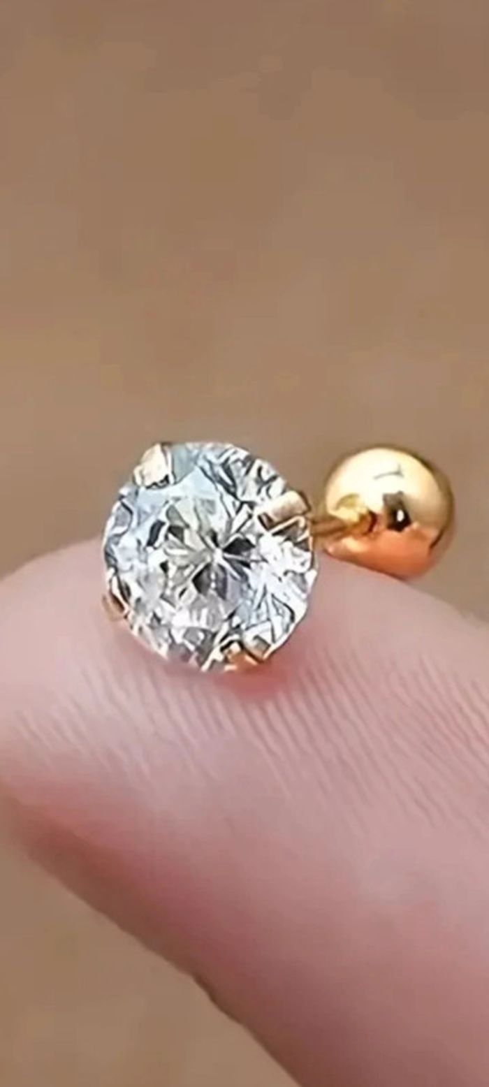 Éclatants Clous plaqué Or 24 carats et son Zircon authentique. - photo numéro 5