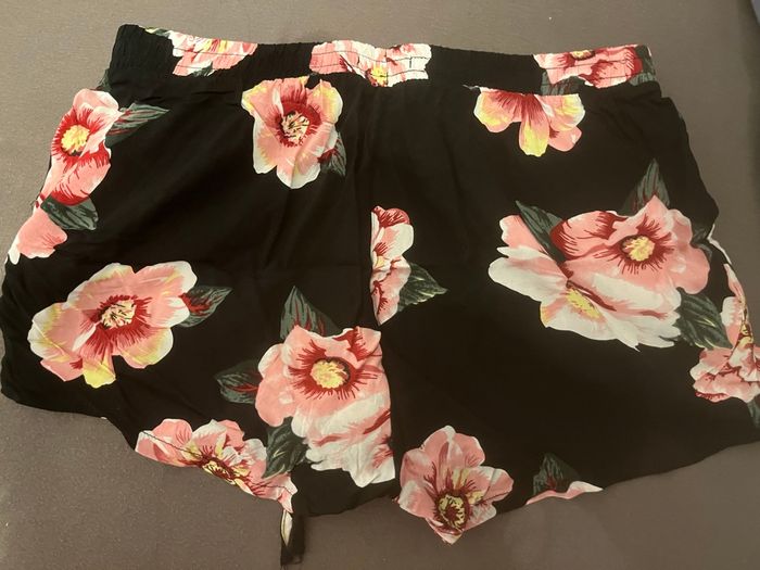 Short noir à fleurs - photo numéro 2