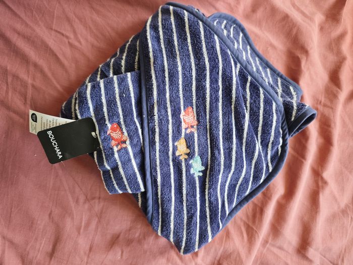 CAPE DE BAIN BÉBÉ ET GANT BOUCHARA
Rayé bleu blanc. NEUF - photo numéro 2