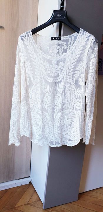 NEUF Magnifique haut dentelle blanc cassé