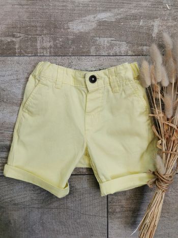 🌺H&M Très joli short chino jaune
Taille 4/6mois 68cm
