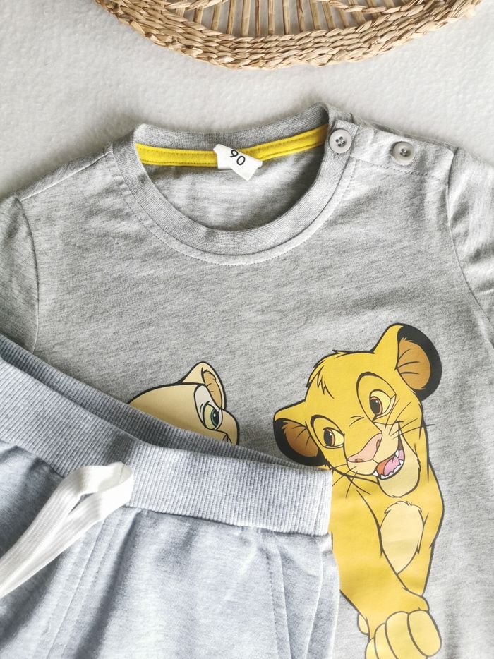 🧑 Bermuda 🩳 en toile 👶 Sergent Major
🖊️ ÉTAT ✅️: Parfait👌 - Avec étiquette🏷️ - Jamais porté 🆕
🖊️ DESCRIPTION🩳:
▪️Taille 24 Mois - 86 cm
▪️Matière: 100% coton
▪️Taille elastiquée à l'arrière ajustable de l'intérieur
▪️Fermeture par 1 bouton - photo numéro 2