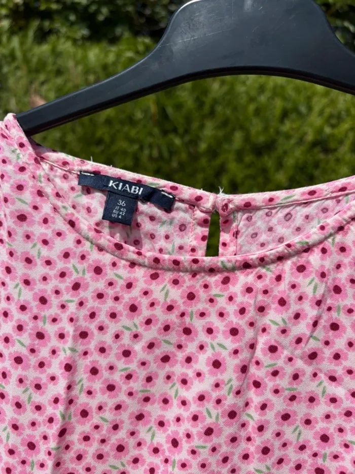 Robe rose à motif floral avec ouverture dans le dos – Marque Kiabi - photo numéro 5