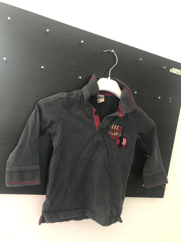 Polo rouge noir gris