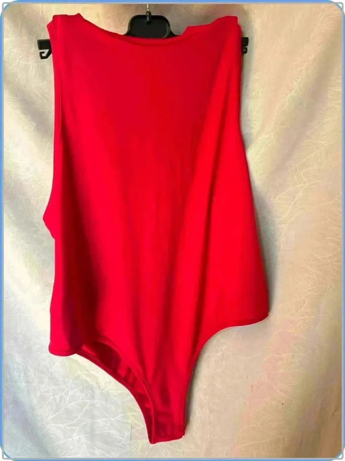 Tres  jolie Body  taille  42 neuf - photo numéro 4