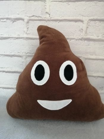 peluche coussin emoji ''caca ''