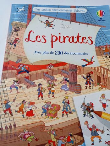 Livre avec décalcomanies les Pirates