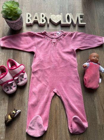 - Pyjama   - 12 mois  - bon état, petit défaut 