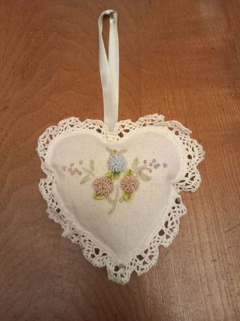 Petit coussin cœur avec lavande