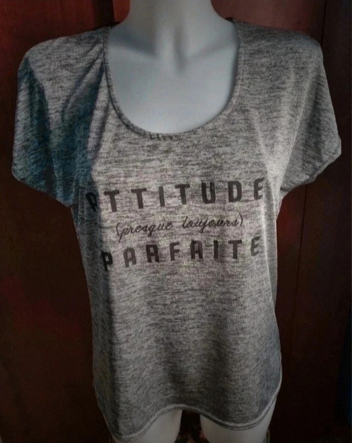 T-shirt avec écriture taille 42/44 - photo numéro 2