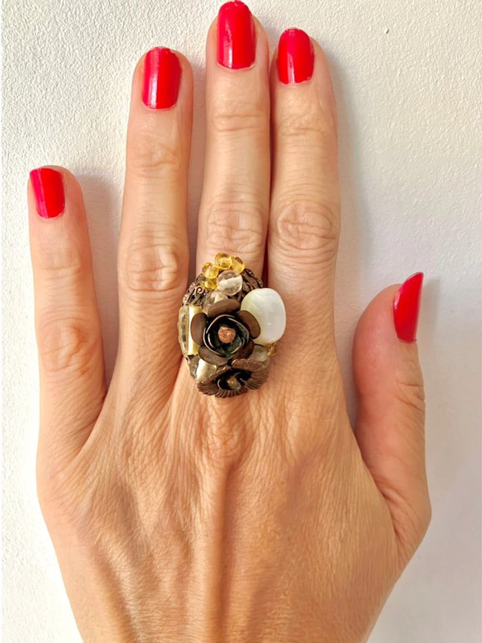 Bague ajustable style baroque avec fleurs, pierres et perles