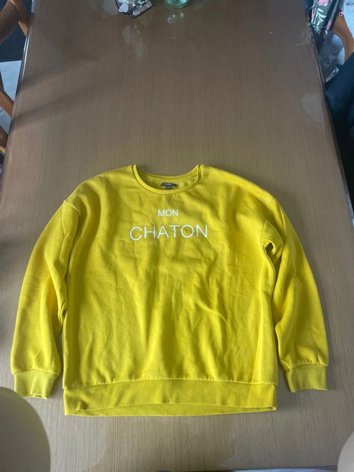 pull jaune