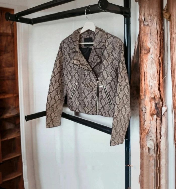 Perfecto en simili cuir python New Look
