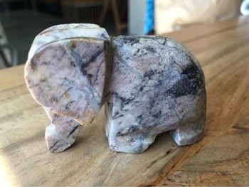 Éléphant en marbre rose veiné