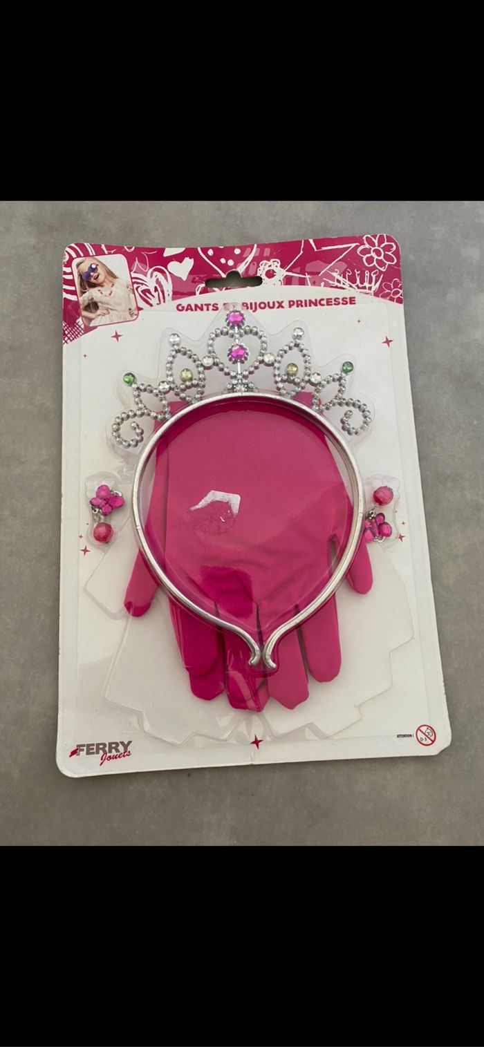 Kit princesse avec couronne bloucles d'oreilles et gants rose