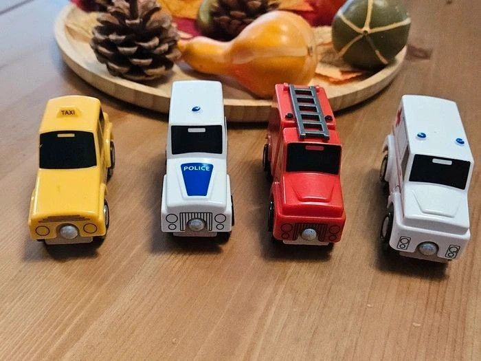 Lot de 4 véhicules en bois et plastique aimantés