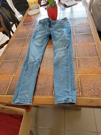 Jean skinny a trou
