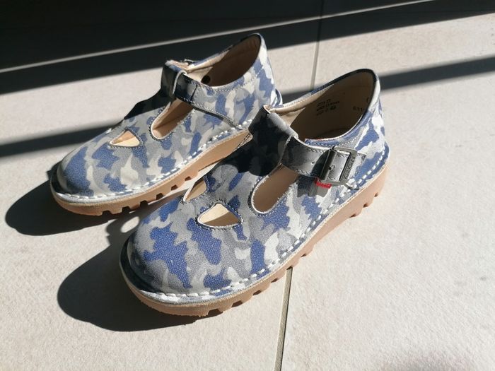 Très jolies 💜 sandales 'Kickers' - photo numéro 3