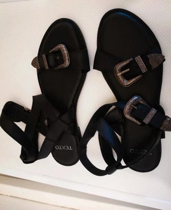 Sandales plates Texto. 