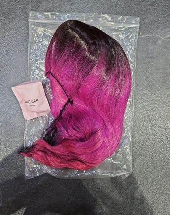 Perruque rose noir pour carnaval événements fêtes  neuve