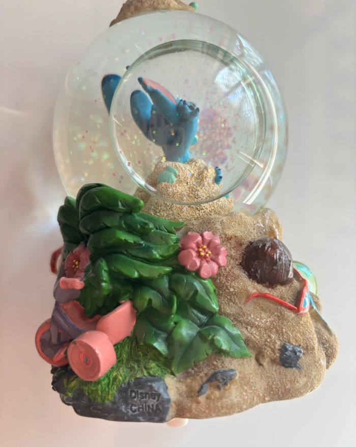 Snowglobe musical Lilo et stitch boule pailletée - photo numéro 5