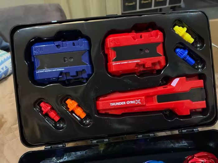 Coffret Beyblade – 8 Toupies + 2 Lanceurs – État Neuf / Set Complet - photo numéro 4