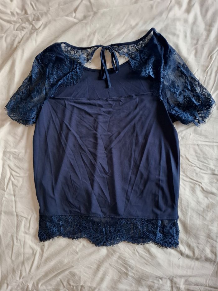 Tee shirt en dentelle avec dos nu - photo numéro 2