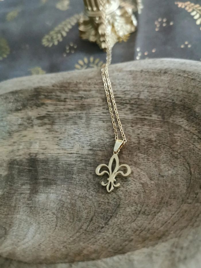 Collier et pendentif fleur de lys dorée