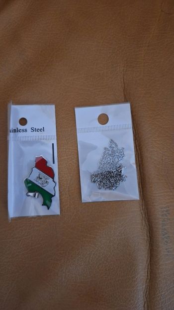 Collier de 50 cms en email neuf avec carte de l Iran