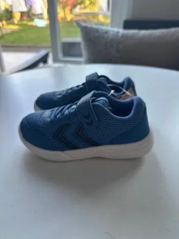 Baskets Hummel bleu et noir – Taille 33 – Neuves étiquette