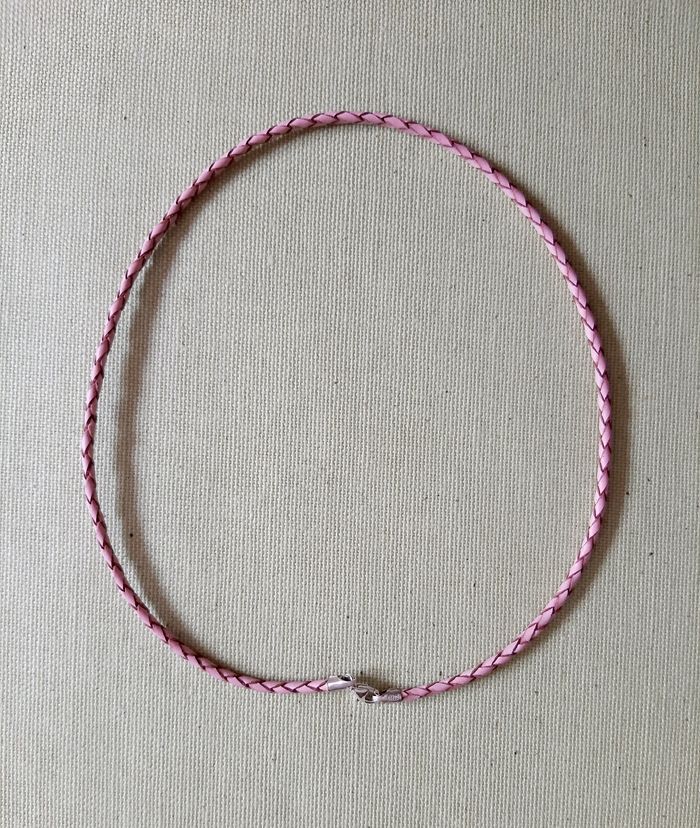 Ras de cou en cuir rose neuf