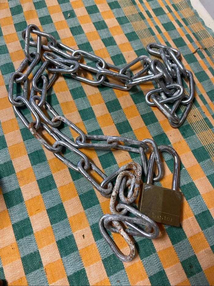 Chaîne argentée avec cadenas