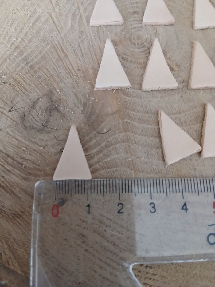 Lot de 19 triangles en cuir pour créations de bijoux - photo numéro 3