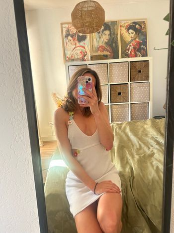 Robe blanche à détails fleuris