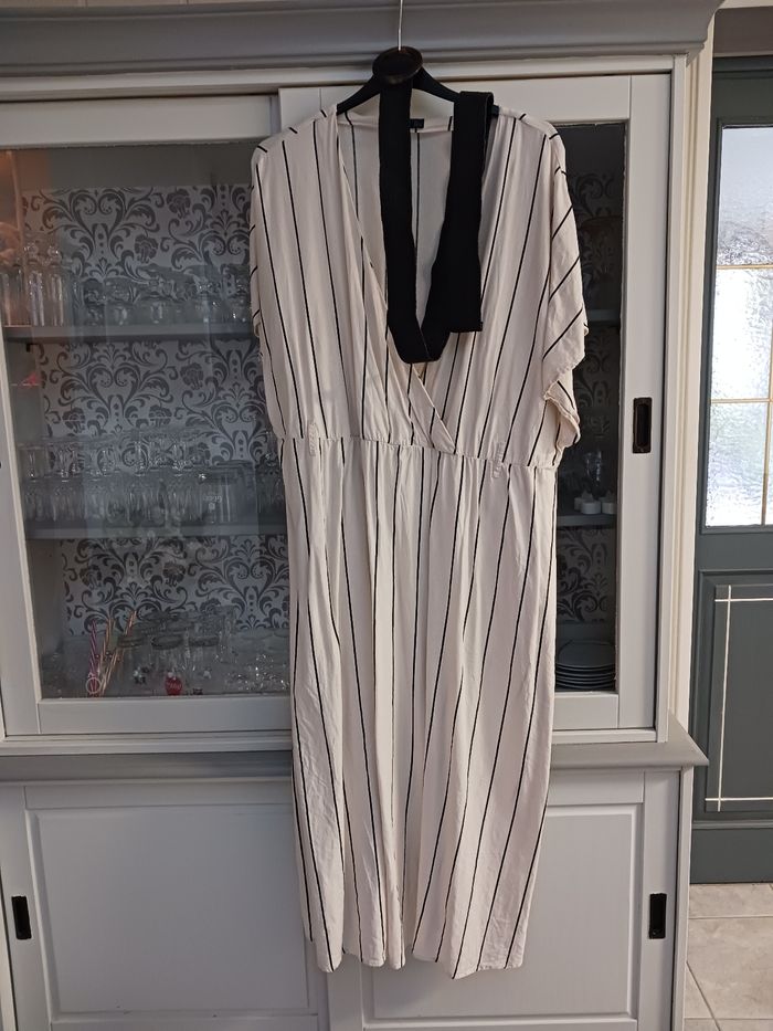 Robe blanche à rayures