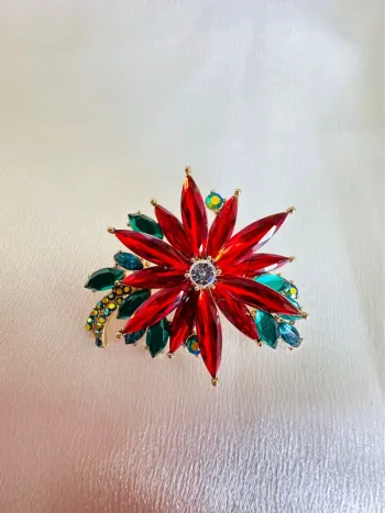 Éclat de Noël – Broche Napier Fleur en Cristaux